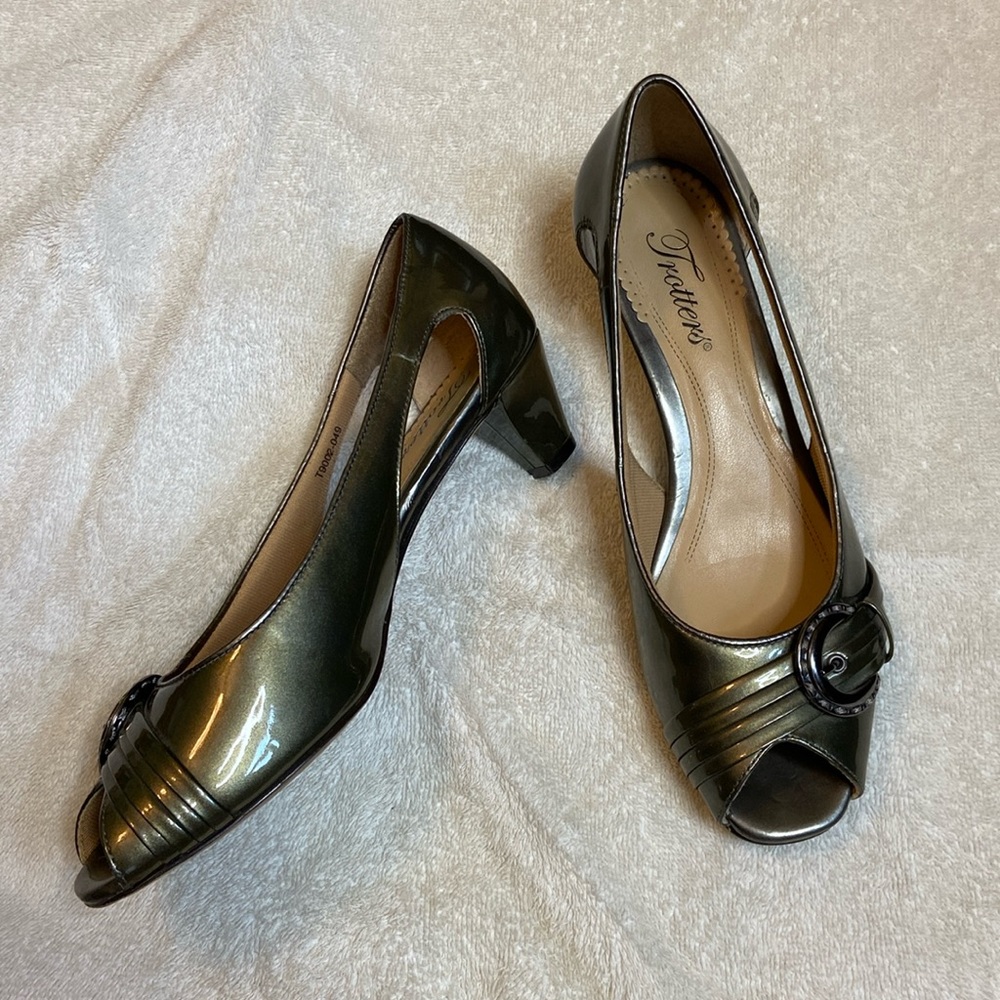 Trotters Leather Upper Green Pumps. Size 7M